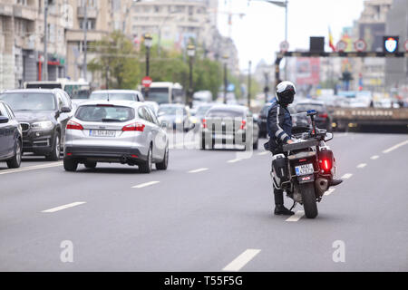 Bukarest, Rumänien - 21. April 2019: Polizisten, ein BMW Motorrad in der Bukarester Stadtverkehr Stockfoto