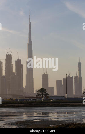 UAE, Dubai, Dubai Creek (Khor Dubai), Ras Al-Khor Wildlife Sanctuary, Flamingo (Phoenicopterus Roseus) und die Skyline der Stadt. Stockfoto