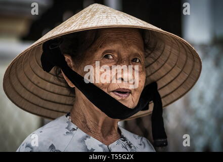 Hoi An, Vietnam-February 24 2019: portrait eines alten vietnamesischen Frau mit traditionellen konischen Hut in Hoi An, Vietnam Stockfoto