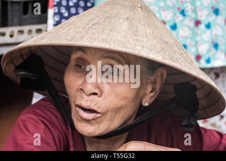 Hoi An, Vietnam-February 24 2019: portrait eines alten vietnamesischen Frau mit traditionellen konischen Hut in Hoi An, Vietnam Stockfoto