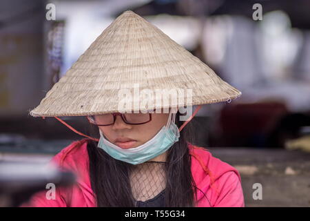 Portrait o eine junge Vietnamesin, die traditionelle Konische hat Stockfoto