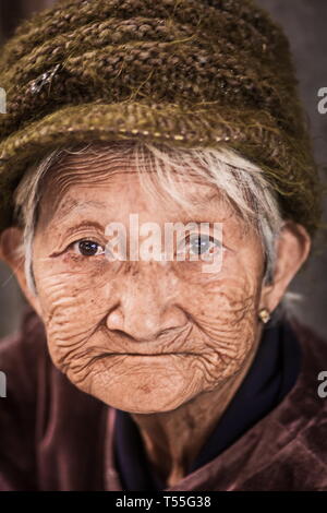 Hoi An, Vietnam-February 24 2019: portrait eines alten vietnamesischen Frau mit traditionellen konischen Hut in Hoi An, Vietnam Stockfoto