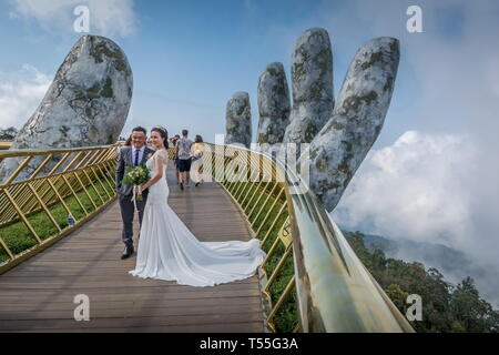 Vietnamesische Hochzeitspaar Braut und Bräutigam Paar portrait Bild auf der Goldenen Brücke in Ba Na Hügel, Vietnam Stockfoto