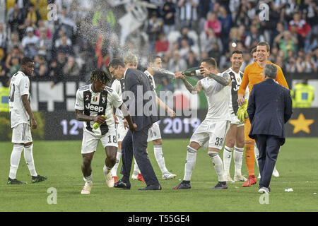 Turin, Italien. 20 Apr, 2019. Juventus Turin feiern nach seiner gesicherten 8 aufeinander folgenden Italienischen 2018/19 DES cudetto' Serie A Meisterschaften, nach dem Sieg der italienischen Serie A Fußballspiel Juventus vs Fiorentina bei Allianz Stadion Turin, Turin, 20/04/2019 Credit: Antonio Polia/Pacific Press/Alamy leben Nachrichten Stockfoto