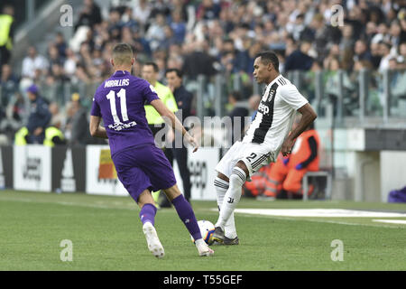 Turin, Italien. 20 Apr, 2019. Alex Sandro von Juventus Turin FC und Kevin Mirallas von ACF Fiorentina in der Serie A-Spiel bei der Allianz Stadion Turin, Turin, 20/04/2019 Credit: Antonio Polia/Pacific Press/Alamy leben Nachrichten Stockfoto