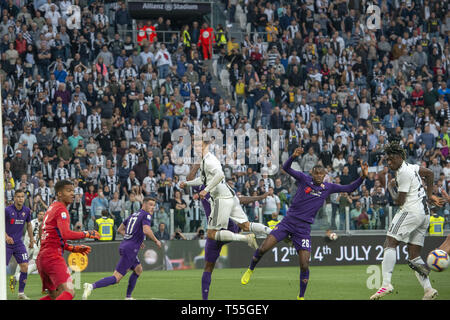 Turin, Italien. 20 Apr, 2019. Cristiano Ronaldo, Moise Kean von Juventus Turin FC und Alban Lafont, Fernandes Edimilson, Kevin Mirallas von ACF Fiorentina in der Serie A-Spiel bei der Allianz Stadion Turin, Turin, 20/04/2019 Credit: Antonio Polia/Pacific Press/Alamy leben Nachrichten Stockfoto