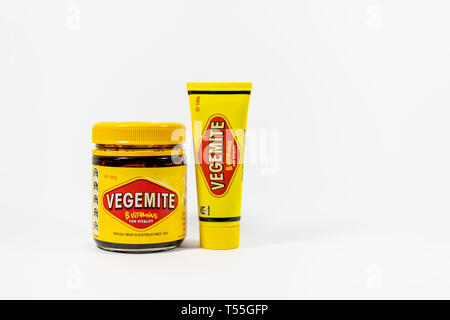 Ein Glas und eine Tube Vegemite, Seite an Seite, gegen einen weißen Hintergrund Stockfoto