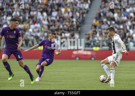 Turin, Italien. 20 Apr, 2019. Cristiano Ronaldo von Juventus Turin FC und Kevin Mirallas, Nikola Milenkovic von ACF Fiorentina in der Serie A-Spiel bei der Allianz Stadion Turin, Turin, 20/04/2019 Credit: Antonio Polia/Pacific Press/Alamy leben Nachrichten Stockfoto