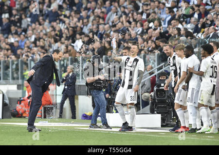 Turin, Italien. 20 Apr, 2019. Juventus Turin feiern nach seiner gesicherten 8 aufeinander folgenden Italienischen 2018/19 DES cudetto' Serie A Meisterschaften, nach dem Sieg der italienischen Serie A Fußballspiel Juventus vs Fiorentina bei Allianz Stadion Turin, Turin, 20/04/2019 Credit: Antonio Polia/Pacific Press/Alamy leben Nachrichten Stockfoto