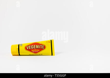 Eine einzelne Röhre von verformbaren Vegemite vor einem weißen Hintergrund einstellen Stockfoto