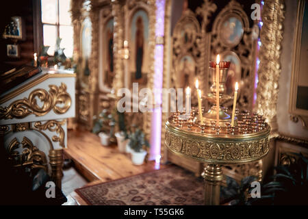 Beleuchtung Feuer Kerzen in der Russischen Orthodoxen Kirche Stockfoto