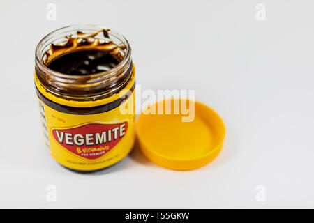 Eine geöffnete Glas Vegemite, auf weißem Hintergrund Stockfoto