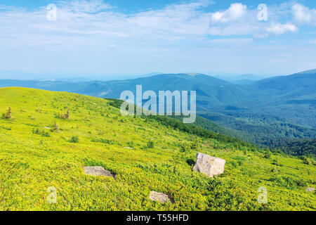 Berglandschaft auf Sommermorgen. wiesen auf die Hügel mit großen weißen Felsen eingerichtet. schön grün und blau Natur Landschaft auf einem sonnigen da Stockfoto