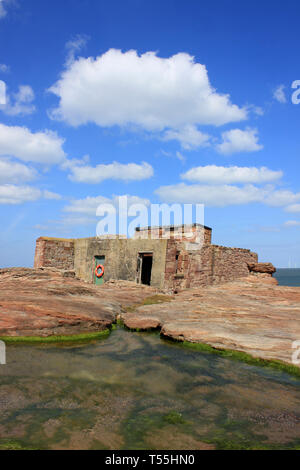 Alte Rettungsboot Haus auf hilbre Island, Dee Estuary, Wirral, Großbritannien Stockfoto