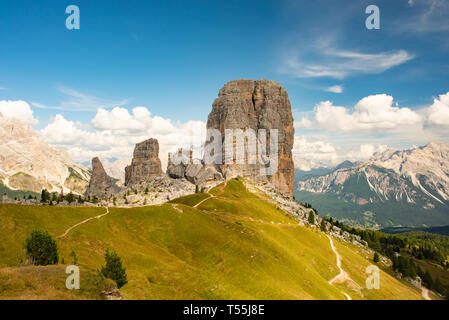 Sommer Berge alpinen Auenlandschaft. Cinque Torri, Dolomiten, Alpen, Italien Stockfoto