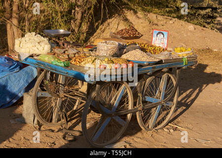 Street Food angezeigt auf einem Wagen an der jährlichen Vieh Festival in Nagaur, Rajasthan, Indien. Stockfoto