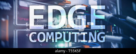 EDGE Computing, Internet und moderne Technologie Konzept auf modernen Serverraum Hintergrund. Stockfoto