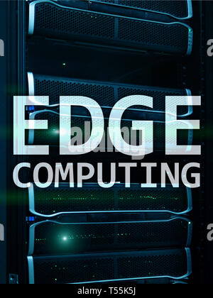 EDGE Computing, Internet und moderne Technologie Konzept auf modernen Serverraum Hintergrund. Stockfoto