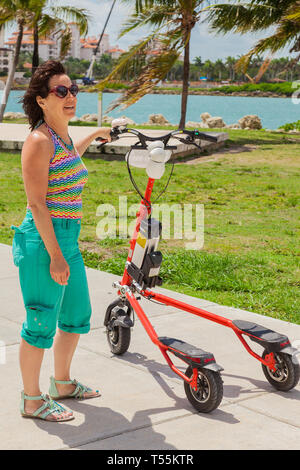 Frau auf ein elektrisches Dreirad in Miami Stockfoto