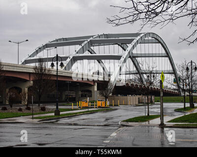 Rochester, New York, USA. April 14, 2019. Ansicht des Frederick Douglass-Susan B. Anthony Memorial Bridge aus dem Corn Hill historische Nachbarschaft in Stockfoto