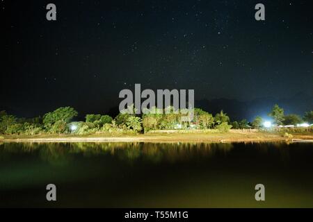 Sterne Sternenhimmel. sky Füllen von Sternen über ruhige kleine Fluss in der Provinz Vangviag, Laos. Wald riparian River Bank in der Nacht. friedliche Szene einer Raw-v Stockfoto