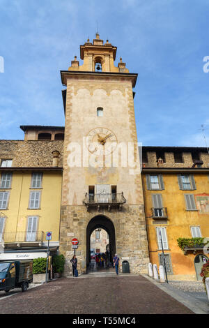 Bergamo, Italien - 18. Oktober 2018: Turm Torre della Campanella an der Piazza della Cittadella in Oberstadt Citta Alta Stockfoto