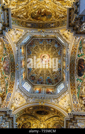 Bergamo, Italien - 18. Oktober 2018: Innenraum der Basilika Santa Maria Maggiore. Stockfoto