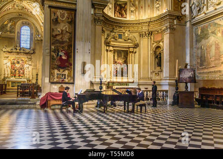 Bergamo, Italien - 18. Oktober 2018: Innenraum der Basilika Santa Maria Maggiore. Stockfoto