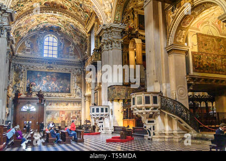 Bergamo, Italien - 18. Oktober 2018: Innenraum der Basilika Santa Maria Maggiore. Stockfoto