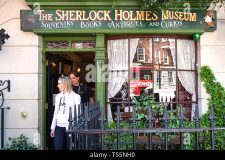 Eingang zu den Sherlock Holmes Museum Baker Street 221 b, Marylebone, Westminster, London, England, Vereinigtes Königreich Stockfoto