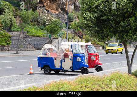 FUNCHAL, Madeira, Portugal - Juli 22, 2018: Zwei touristische Elektroautos auf die Funchal Waterfront. Autos sind auf einem Sommer sonnigen Tag in der Hauptstadt geparkt Stockfoto