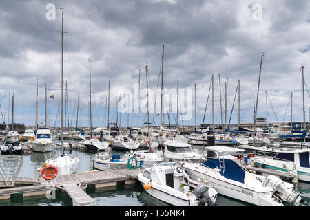 FUNCHAL, Madeira, Portugal - 22 JULI 2018: Viele Yachten und Boote im Yachthafen von Funchal. Blick auf die Seebrücke und das Meer durch die weißen Boote und Stockfoto