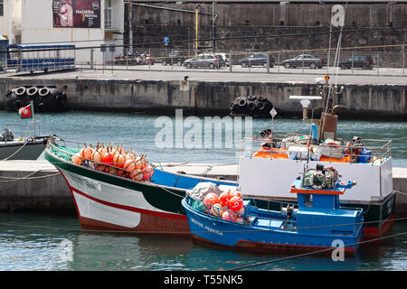 FUNCHAL, Madeira, Portugal - 22. JULI 2018: die Boote der Fischer mit Netzen und hellen schwebt in den Hafen von Funchal. Tag Sommer, helle Boote und Autos, die ich Stockfoto