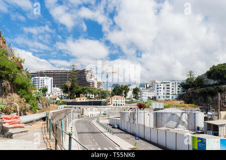 FUNCHAL, Madeira, Portugal - 22 JULI 2018: Bau eines neuen Hotel an der Küste von Funchal. Blick vom Hafen auf der Straße, in Wohngebäuden und Co Stockfoto