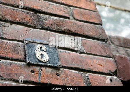 Vintage grunge square Metall rostig Platte auf die Zahl der Straße mit Nummer Stockfoto