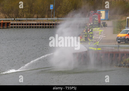 Wolfsburg, Deutschland, 20. März, 2019: Übung der Berufsfeuerwehr an einem Kanal Becken Stockfoto