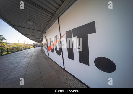 Das Nike logo und Nike Motto "tun Sie es einfach auf das Fenster Anzeige in eine Steckdose in Wolfsburg, Deutschland, April 20, 2019 Stockfoto