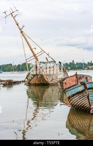 Verlassenen baufälligen Boote auf dem Fluss orwell an Stift Mühle in Suffolk UK Stockfoto