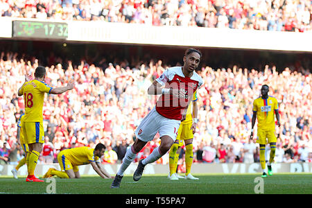 Von Arsenal Pierre-Emerick Aubameyang feiert zweiten Ziel seiner Seite des Spiels zählen während der Premier League match Im Emirates Stadium, London. Stockfoto