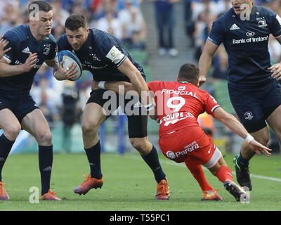 Die Leinster Robbie Henshaw und Toulouse Sebastien Bezy während des Europäischen Champions Cup semi final Match im Aviva Stadium, Dublin. Stockfoto