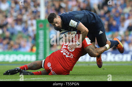 Die Leinster Robbie Henshaw und Toulouse Piula Faasalele während des Europäischen Champions Cup semi final Match im Aviva Stadium, Dublin. Stockfoto