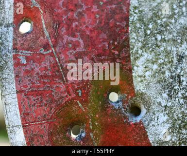 Bullet Löcher von den Dreharbeiten Übungen in ein Verkehrsschild in Deutschland gefunden Stockfoto