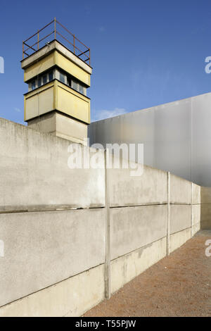 Erhaltene Wachturm und Partie der inneren Umfassungsmauer an der Gedenkstätte Berliner Mauer, Bernauer Straße, Berlin, Deutschland. Stockfoto