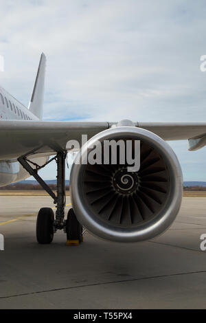 Vorderansicht eines großen kommerziellen und Passagierflugzeug Motor Reaktor in einem Flughafen. Rotierende Lüfter und Turbinenschaufeln Stockfoto