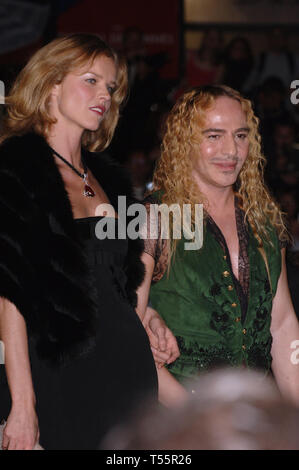 CANNES, Frankreich. 18. Mai 2005: Modell EVA HERZIGOVA & Designer JOHN GALLIANO bei der Galavorstellung von Sin City auf der 58. jährlichen Film Festival de Cannes. © 2005 Paul Smith/Featureflash Stockfoto