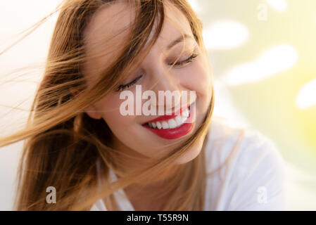 Portrait von windswept junge Frau das Tragen der roten Lippenstift Stockfoto