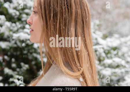 Profil von junge Frau im Schnee. Stockfoto