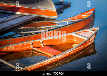 Kanus auf Patricia Lake im Jasper National Park, Alberta, Kanada Stockfoto