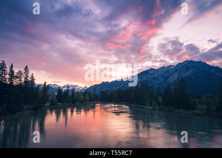 Bow River bei Sonnenuntergang im Banff National Park, Alberta, Kanada Stockfoto