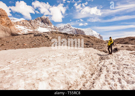 Frau auf den Athabasca Gletscher im Jasper National Park, Alberta, Kanada Stockfoto